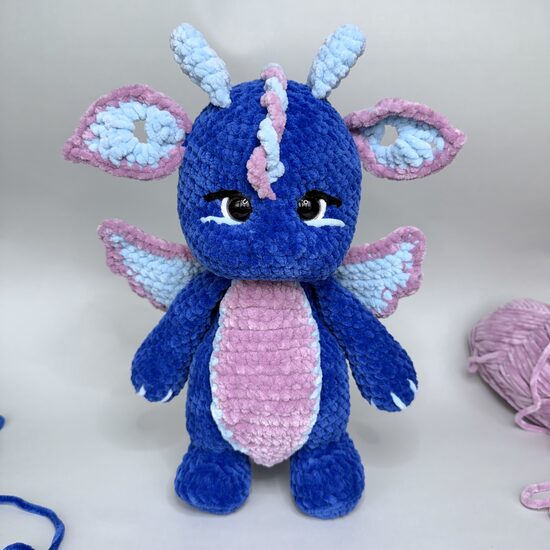 Tamborēts pūķis no mīkstas plīša dzijas 33 cm