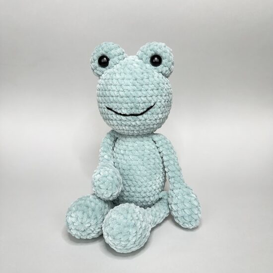 Mīksta, tamborēta varde no plīša dzijas 35cm