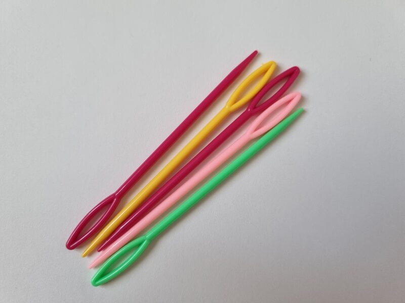 Plastic needles, 9cm