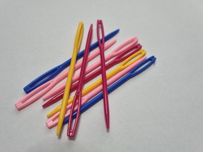 Plastic needles, 7cm